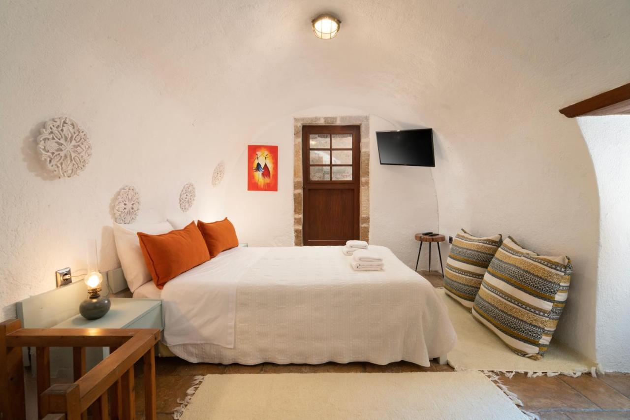 Menexes Suites Монемвазия Экстерьер фото