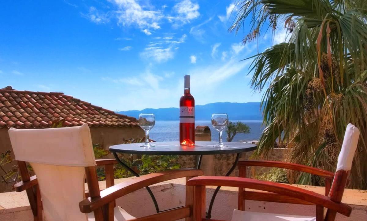 Menexes Suites Монемвазия Экстерьер фото